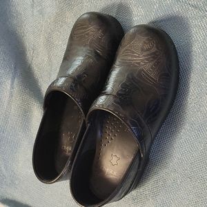 DANSKO Wonen"s Mules. Size 6 1/2.